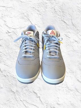 Nike Men’s Light Blue and White Low-Top Sneakers